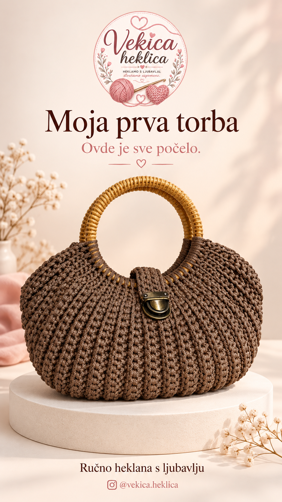 Poster Moja prva torba — braon heklana torba u krem-roze ambijentu
